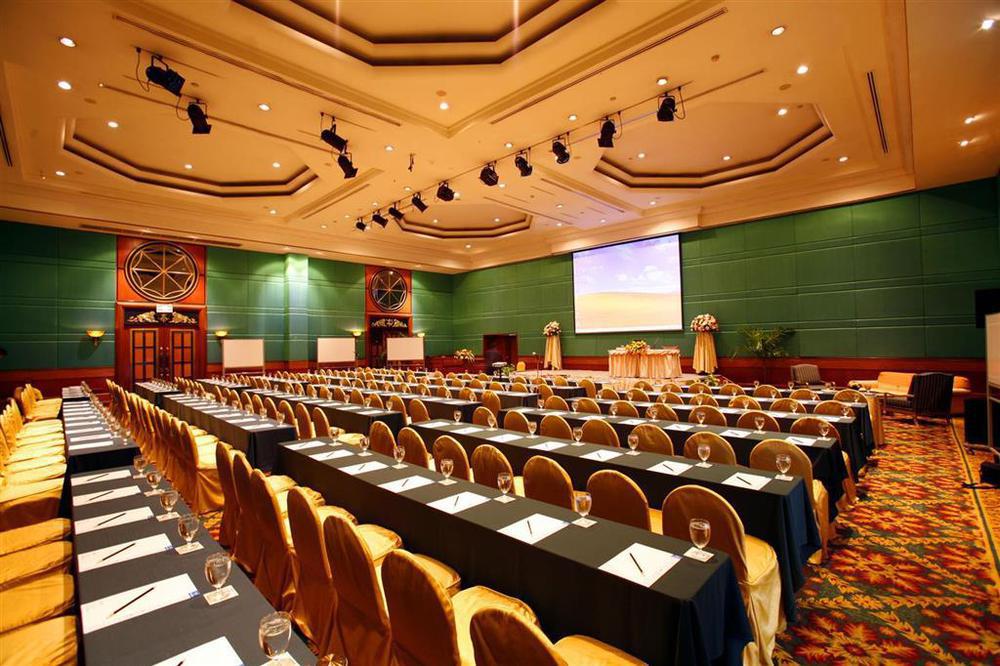 Golden Tulip Sovereign Khách sạn 4*