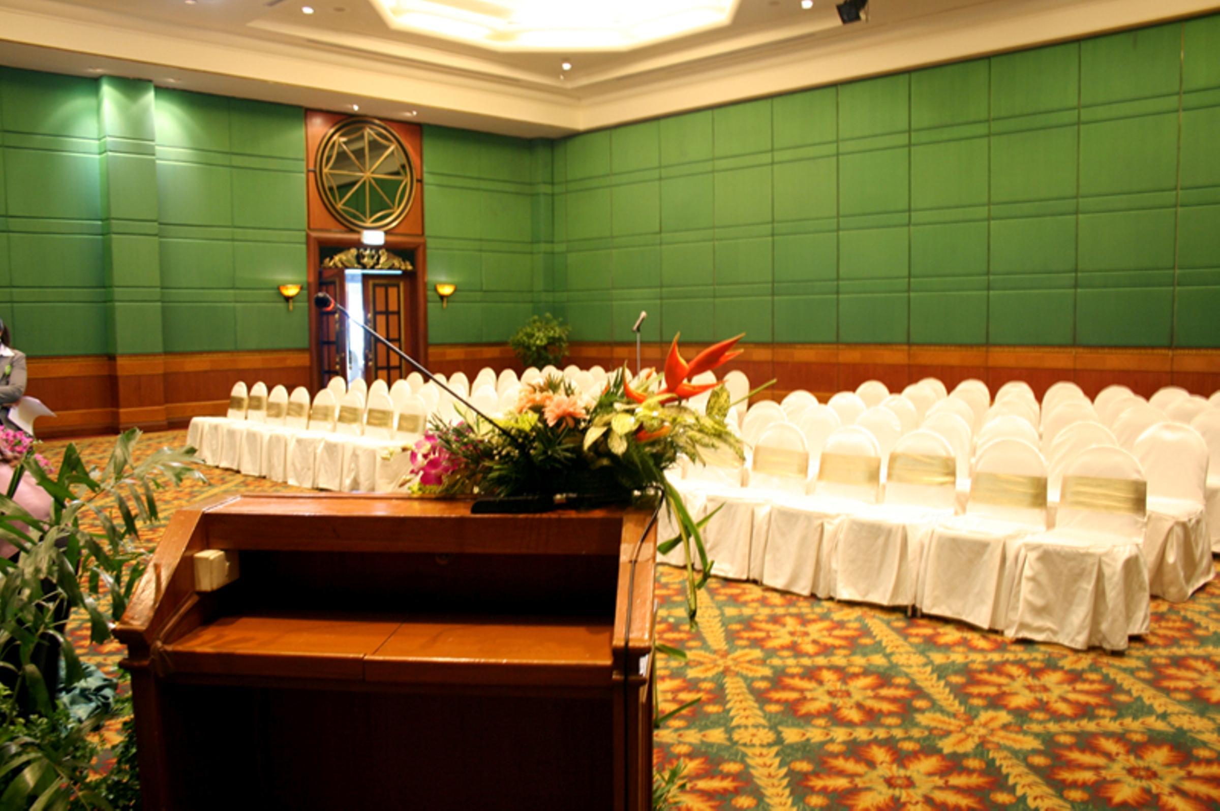 Golden Tulip Sovereign Khách sạn