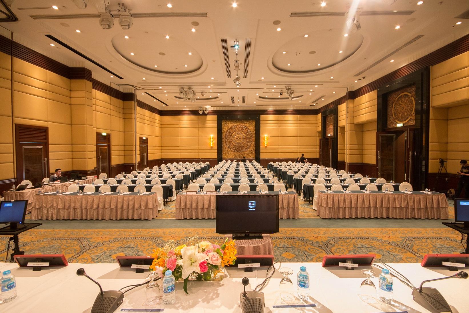 Golden Tulip Sovereign Khách sạn 4*