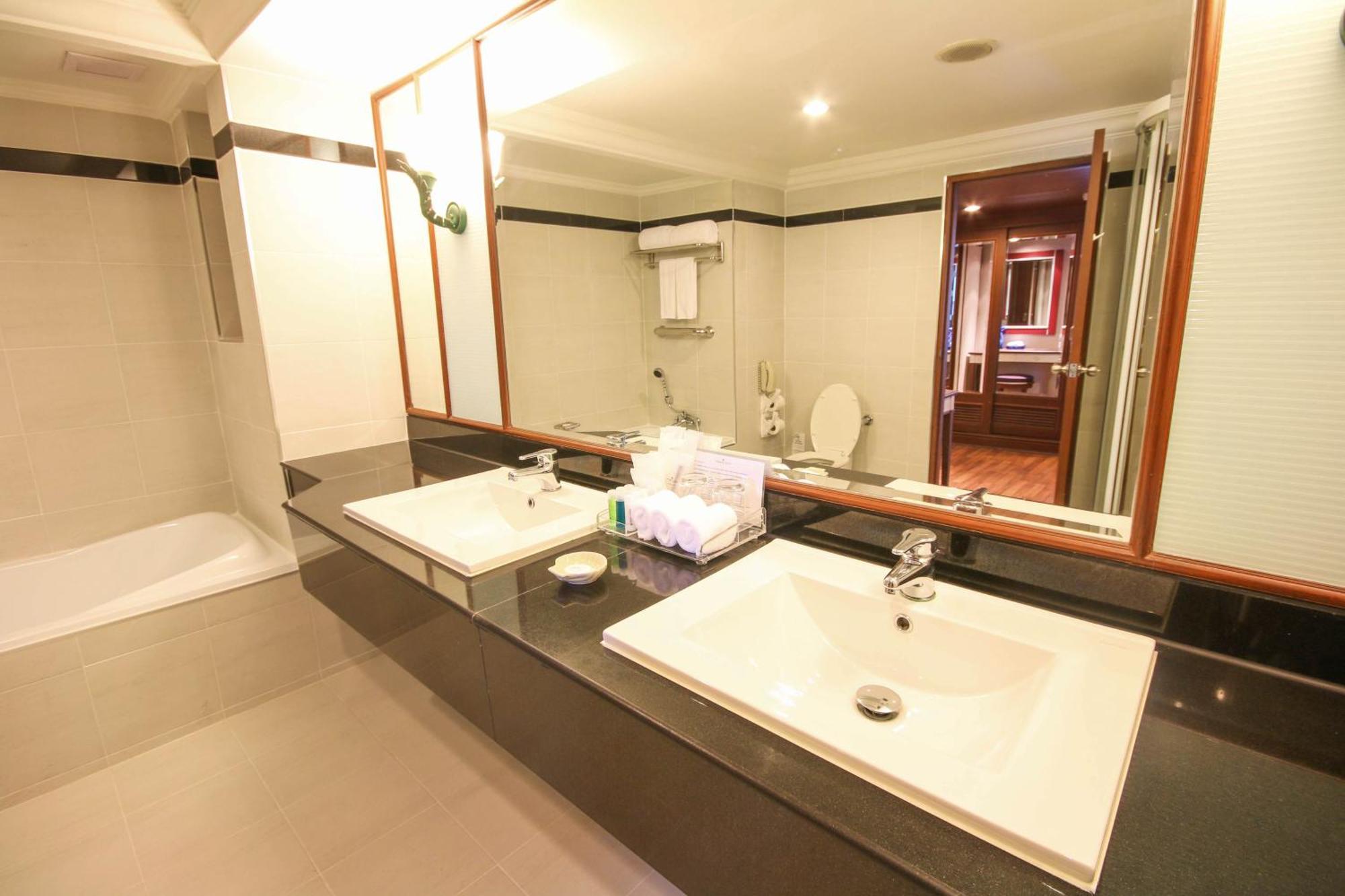 Golden Tulip Sovereign Khách sạn 4*