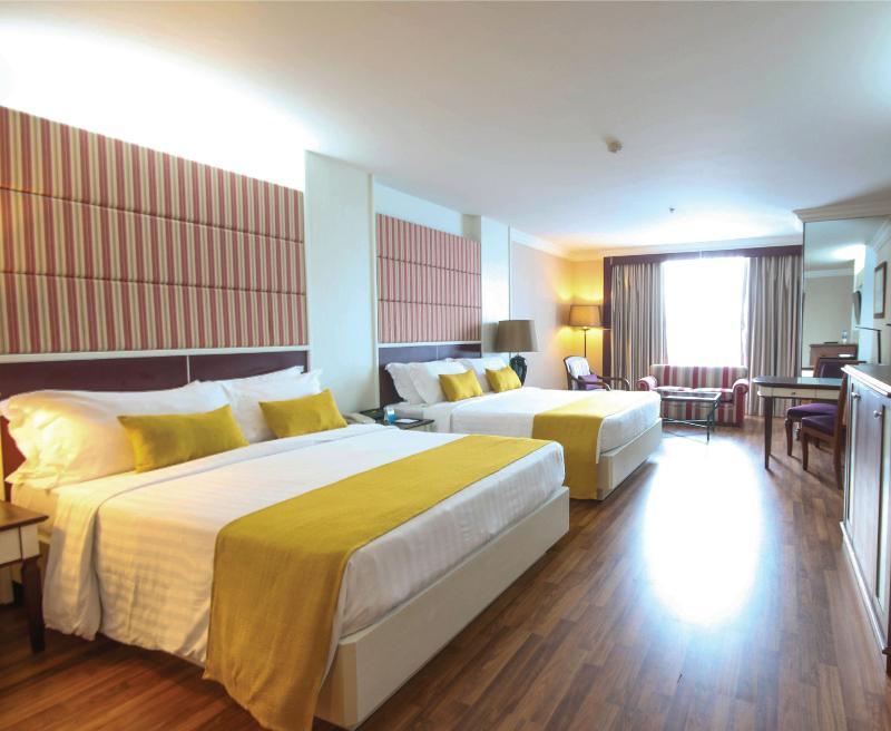 Golden Tulip Sovereign Khách sạn 4*